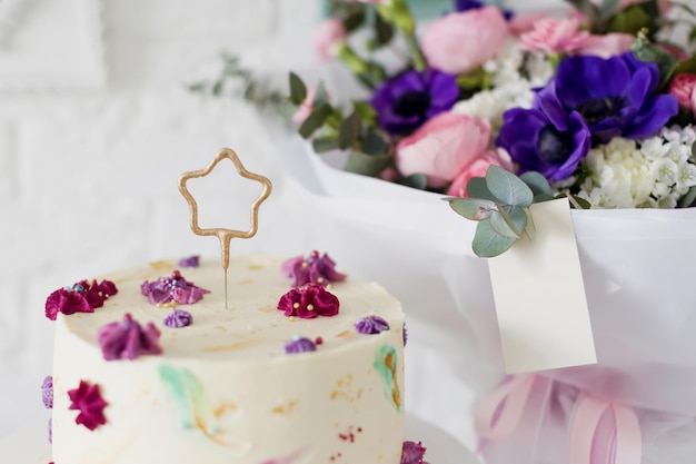 Gâteau d'anniversaire avec bougie star sparklers