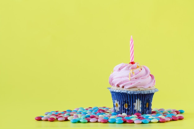 Gâteau d'anniversaire avec une bougie