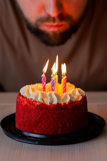 Gâteau d'anniversaire avec des bougies Allume les bougies sur le gâteau Carte postale joyeux anniversaire