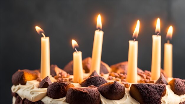 Photo un gâteau d'anniversaire avec des bougies allumées dessus