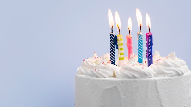 Photo gâteau d'anniversaire avec des bougies sur fond bleu