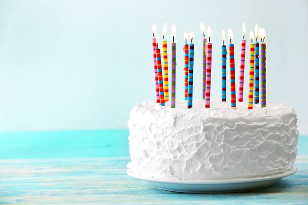 Gâteau d'anniversaire avec des bougies sur fond clair