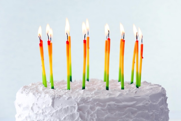 Photo gâteau d'anniversaire avec des bougies sur fond clair