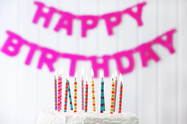 Gâteau d'anniversaire avec des bougies sur fond coloré