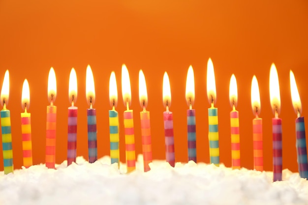 Gâteau d&#39;anniversaire avec des bougies sur fond de couleur