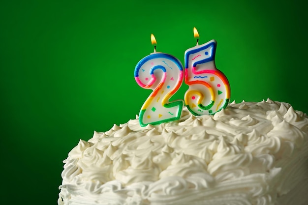 Photo gâteau d'anniversaire avec des bougies sur fond de couleur