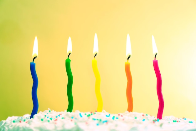 Gâteau d&#39;anniversaire avec des bougies sur fond de couleur