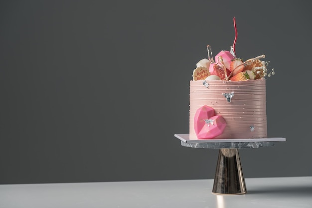 Gâteau d'anniversaire avec bougies nourriture anniversaire concept couverture bannière fond fond vertical