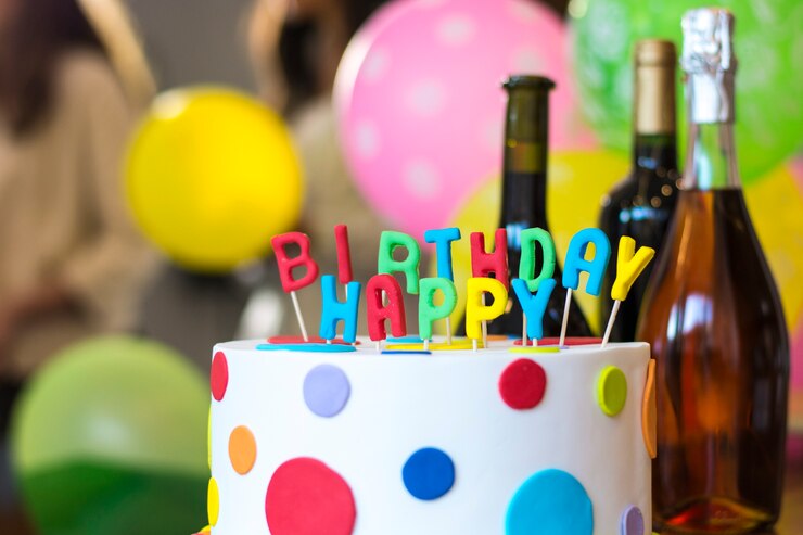 Photo gâteau d&#39;anniversaire avec une bouteille de champagne