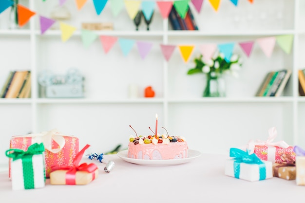 Gâteau d&#39;anniversaire avec des cadeaux