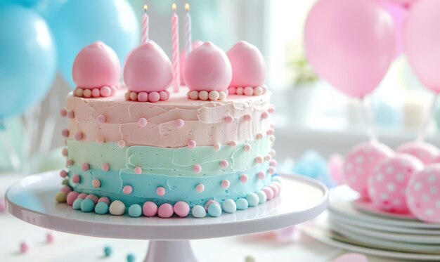 un gâteau d'anniversaire coloré avec des ballons est en arrière-plan