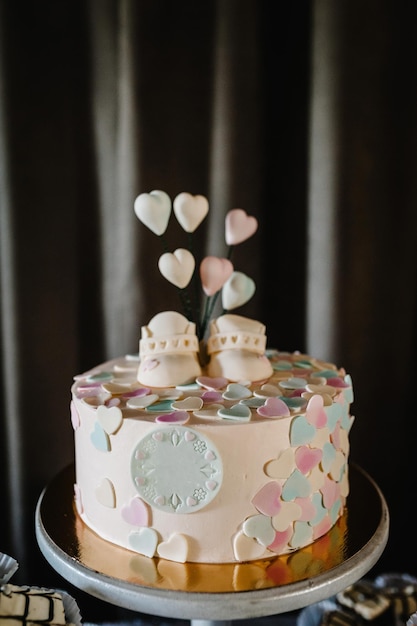 Gâteau d'anniversaire sur un décor de fête d'arrière-plan Espace de copie Concept de célébration Gâteau à la mode Candy bar Table avec des bonbons bonbons dessert