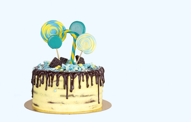Gâteau d'anniversaire avec décor jaune et bleu et glaçage au chocolat