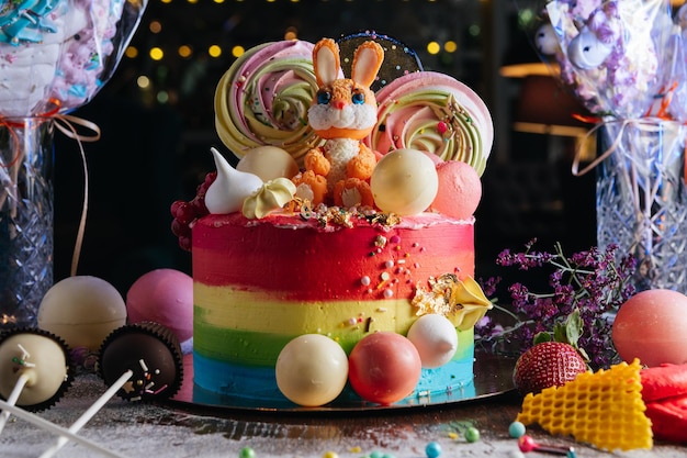 Gâteau d'anniversaire décoré d'un glaçage à la crème au beurre multicolore