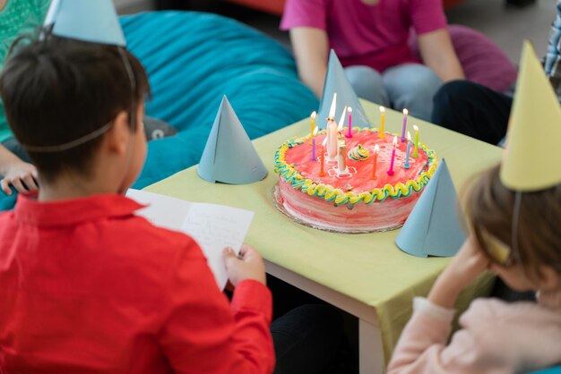 Photo gâteau d'anniversaire enfants joie chez lui