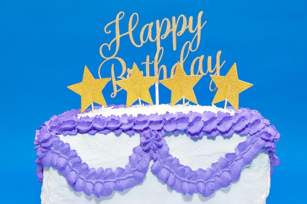 Gâteau D'anniversaire Fait Maison Décoré D'une Forme D'étoile Et De La Phrase Joyeux Anniversaire En Jaune