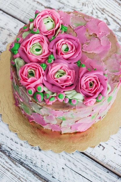 Photo gâteau d'anniversaire avec fleurs rose sur blanc