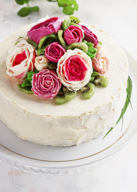 Photo gâteau d'anniversaire avec fleurs rose sur fond blanc