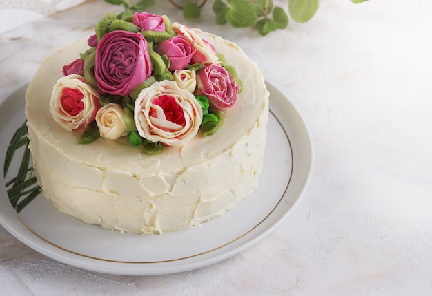 Gâteau d'anniversaire avec fleurs rose sur fond blanc