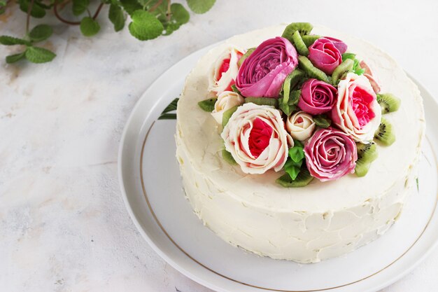 Photo gâteau d'anniversaire avec fleurs rose sur fond blanc