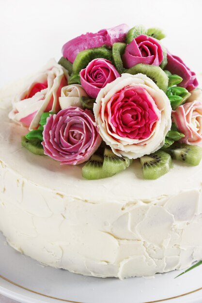 Photo gâteau d'anniversaire avec fleurs rose sur fond blanc