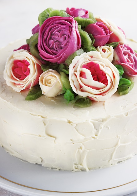 Photo gâteau d'anniversaire avec fleurs rose sur fond blanc