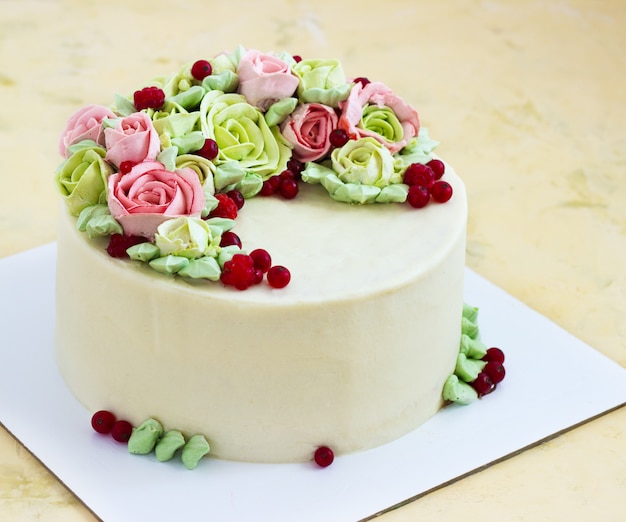 Gâteau D'anniversaire Avec Des Fleurs Rose Sur La Lumière