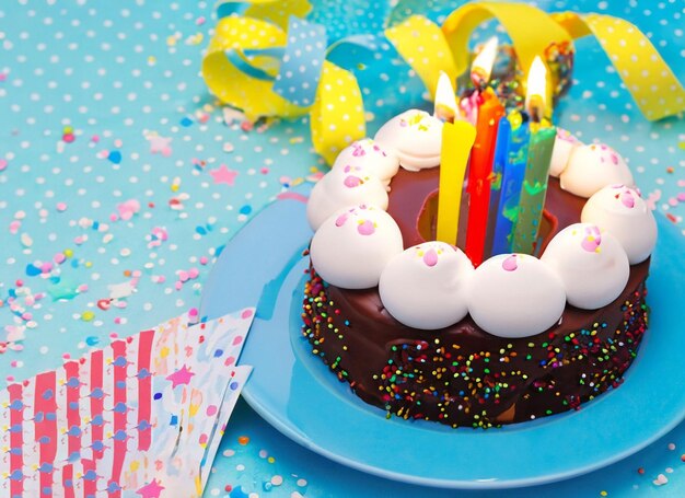 gâteau d'anniversaire sur le fond de la fête