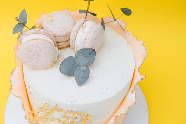 Gâteau d'anniversaire sur fond jaune