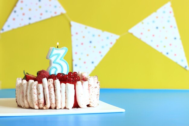 Gâteau d'anniversaire Gâteau avec des bougies allumées sur un fond lumineux Joyeux anniversaire 3 ans