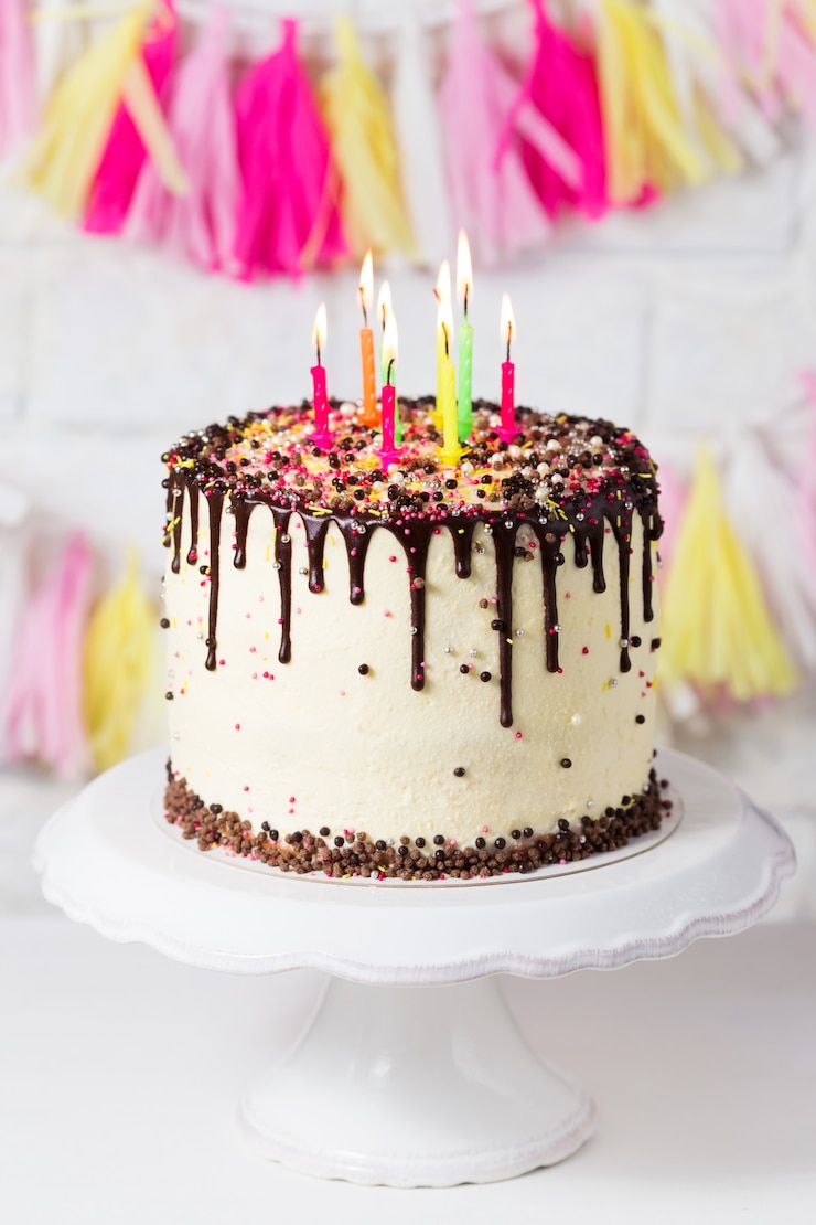 Photo gâteau d&#39;anniversaire avec glaçage au chocolat et bougies multicolores