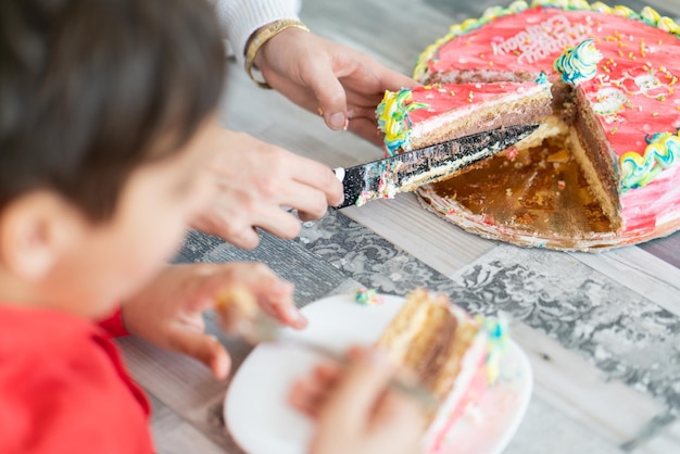 Gâteau d'anniversaire joie des enfants à son domicile