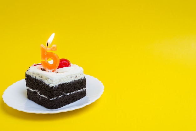 Gâteau d'anniversaire avec le numéro 5 des bougies allumées Gâteau de joyeux anniversaire sur fond de couleur