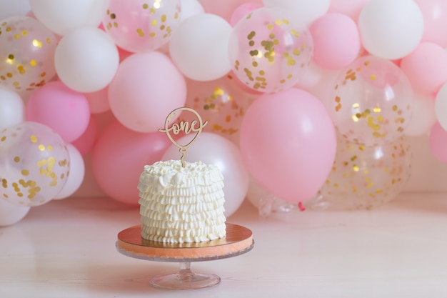 gâteau d'anniversaire pour un bébé avec des ballons roses