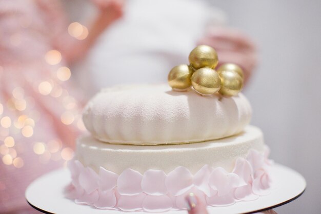 Gâteau d'anniversaire rose et blanc