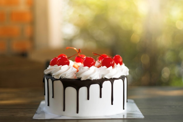 Photo gâteau d'anniversaire sur la table