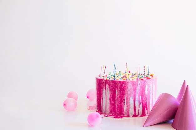 Photo gâteau d'anniversaire et des trucs de fête rose