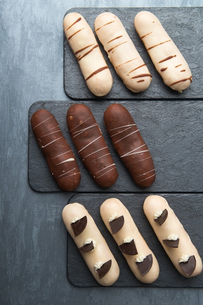 Gâteau appétissant sur une plaque noire, vue de dessus