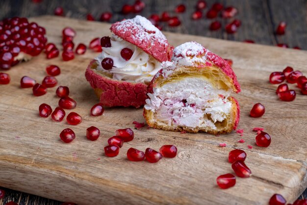 Gâteau aromatisé aux canneberges rouges avec des baies de canneberges et une garniture au lait crémeux de fromage cottage avec des graines de grenade