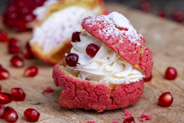 Gâteau aromatisé aux canneberges rouges avec baies de canneberges et garniture au lait crémeux