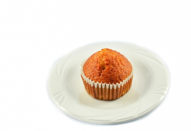 Un gâteau sur une assiette sur un fond blanc