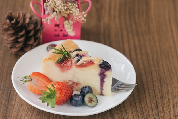 Gâteau au beurre de petits fruits fait maison avec myrtilles et fraises fraîches. Boulangerie au goût aigre-doux