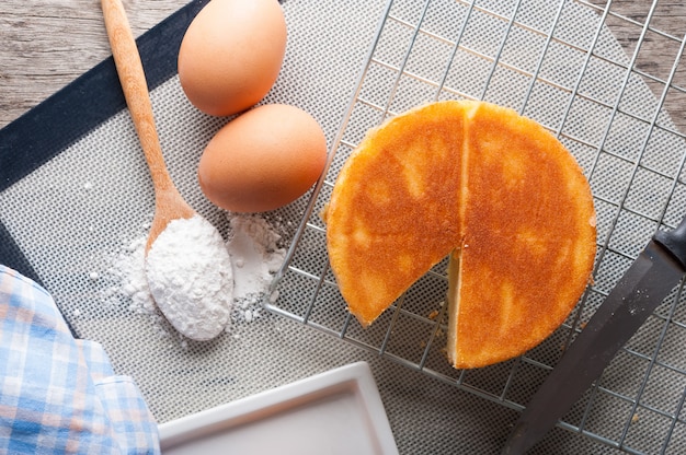 Gâteau au beurre sur la table en bois