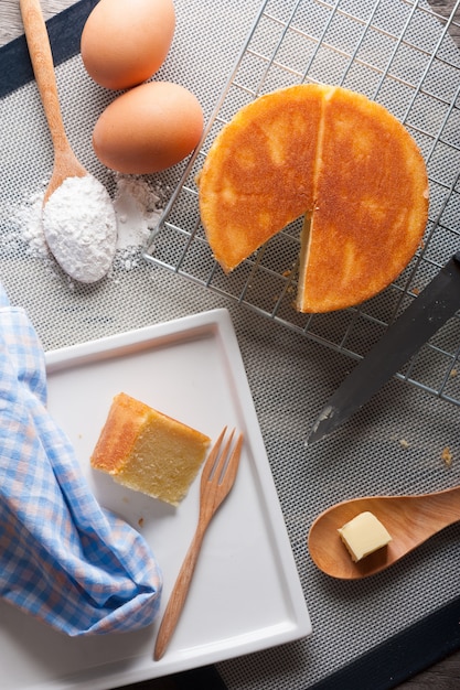 Gâteau au beurre sur la table en bois