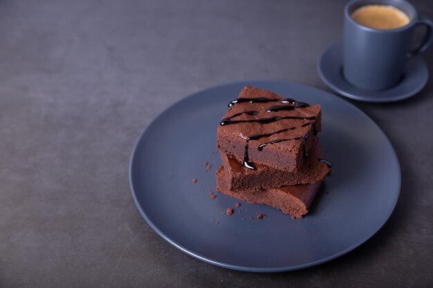 Gâteau au brownie avec sauce au chocolat. Dessert au chocolat fait maison. Un gâteau au chocolat noir populaire.