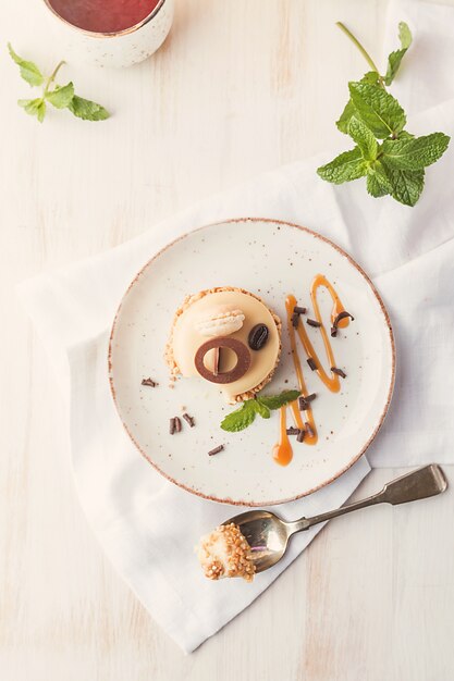 Gâteau au café au caramel dans un glaçage avec des noix sur une plaque sur fond blanc Vue de dessus