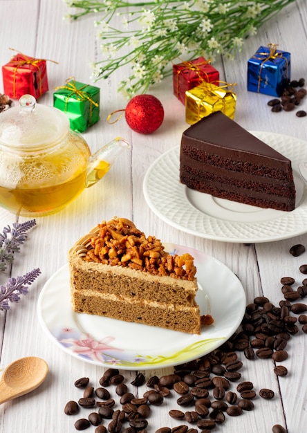 Gâteau au café aux amandes et gâteau au fudge au chocolat sur une plaque blanche