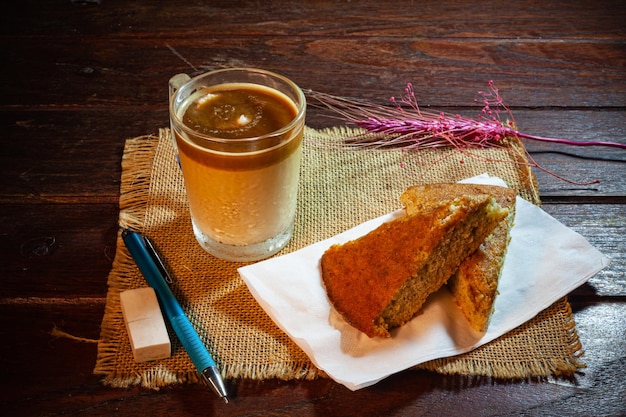 Gâteau au café et à la banane sur une table en bois vintage