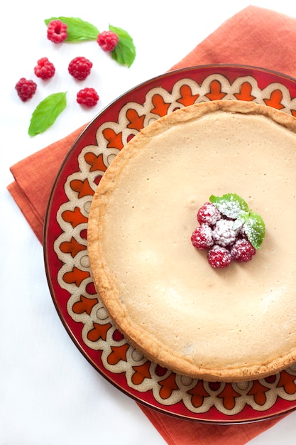 Gâteau au café et à la crème avec framboises