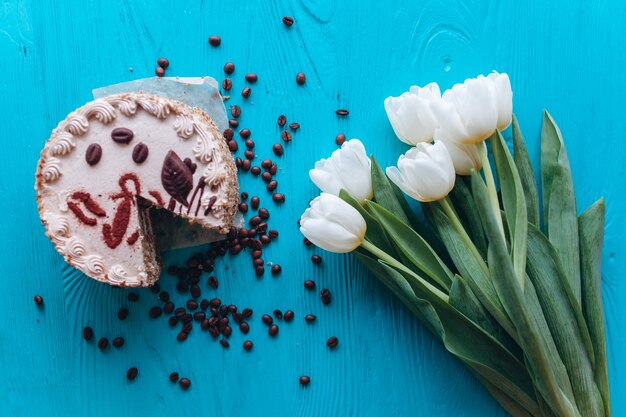 gâteau au café et fleurs